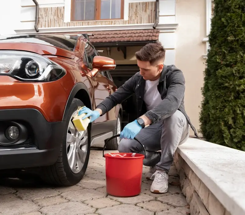 Lavage auto à domicile Roost-Warendin : professionnel intervenant sur un véhicule
